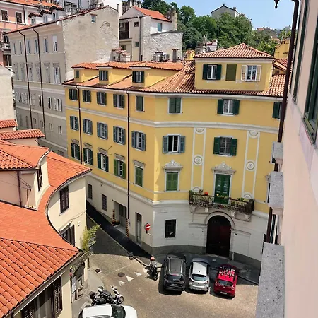 Appartement Piazza Della Valle Locazione Turistica Trieste